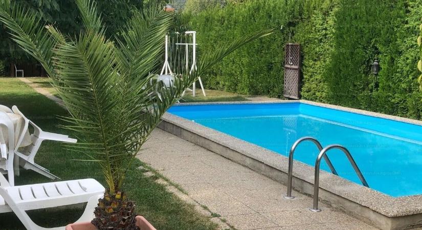 Balaton-parti ház modern külsővel, múltidéző belső térrel – Te is csobbanhatsz a medencében!