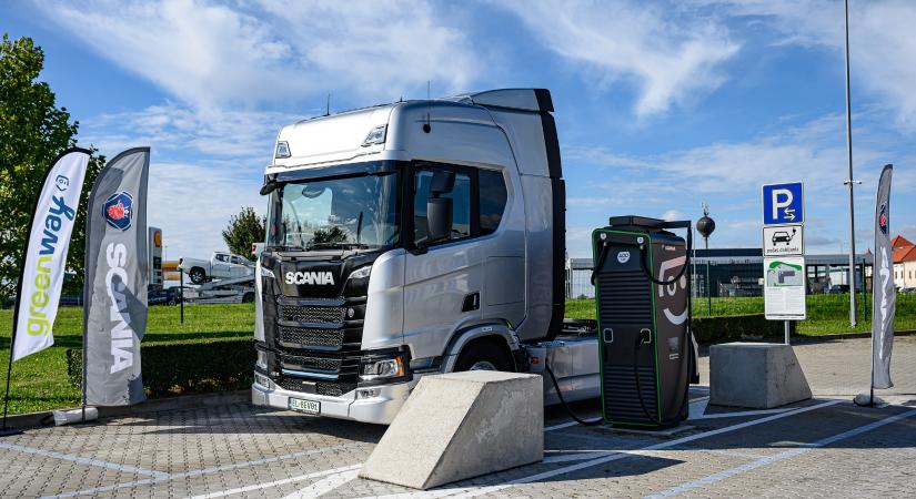 Új 400 kW-os teherautó-töltőket adtak át Szlovákiában