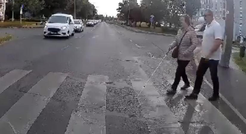 Kalapot emel a magyar internet a pécsi buszsofőr hősies gesztusa előtt