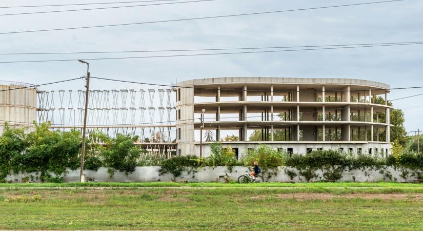 A süllyedő kavics: a szolnoki Riverstone Hotel története