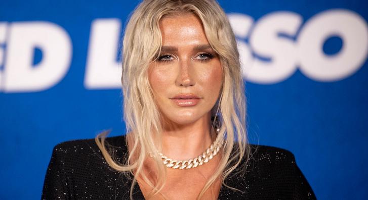 Kesha nagy port kavart merész szettjével a párizsi divathéten, aztán kiderült, hogy csak a hasonmása volt az