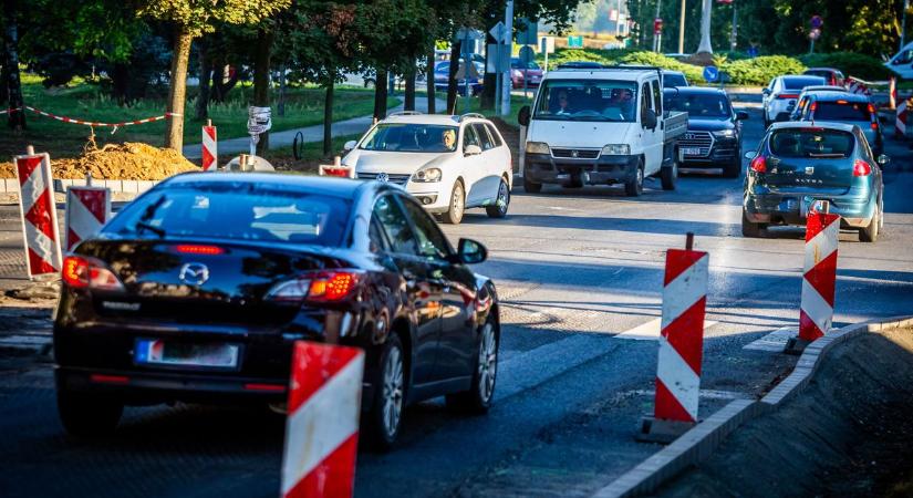 Az eső elmosta a teljes útzárat a zalai városban