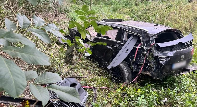 Hatalmas baleset történt, ripityára tört az autó (FOTÓK)
