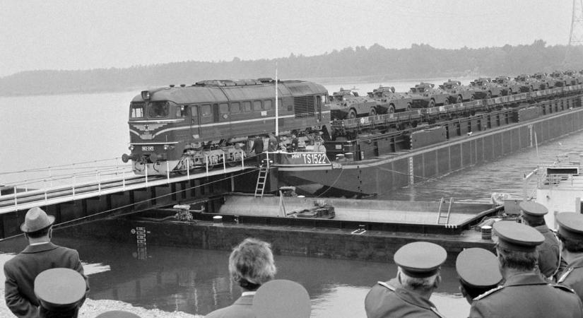 Vasúti szerelvény gördült át a Dunán – képeken a különleges pillanat