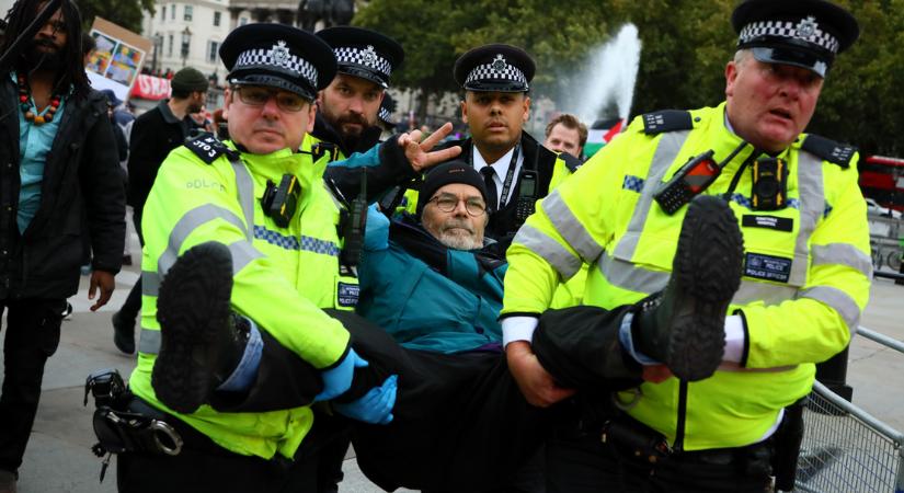 A felszólítás ellenére is tömegek tüntettek Londonban – a rendőrség többeket őrizetbe vett