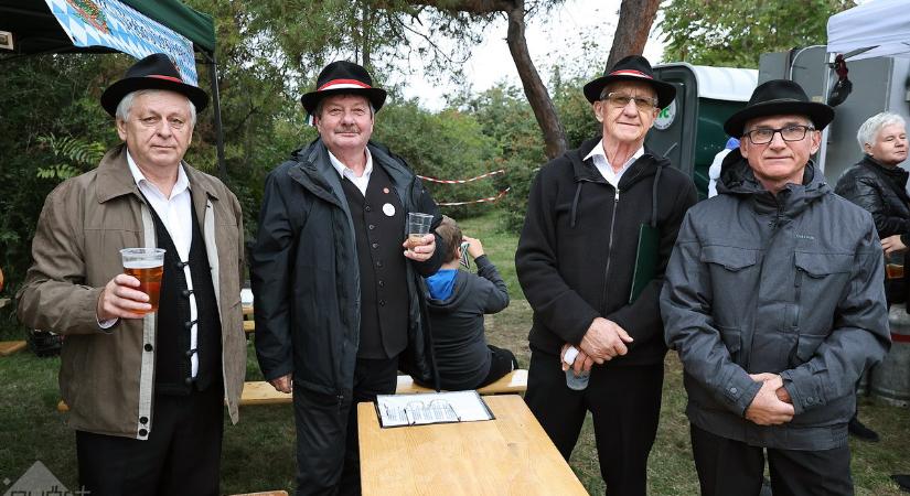 Sör, zene, jókedv: mutatjuk hogy mulattak Kismegyeren az Októberfesten!