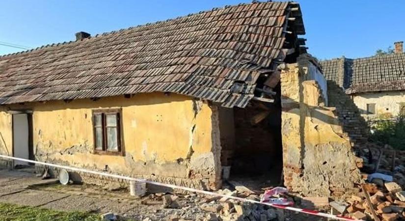 Épületomláshoz riasztották a tűzoltókat - fotó