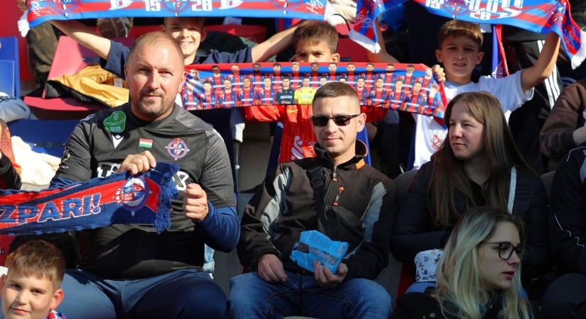 Pazar fordítás, Szpari-örömünnep - pásztáztuk a tribünt. Ott voltál te is? (fotókkal, videóval)