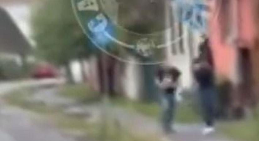 „Méltóak voltak a felmenőikhez” – soviniszta román drukkerek tépték le a magyar és a székely zászlót Csíkszeredában (VIDEÓ)