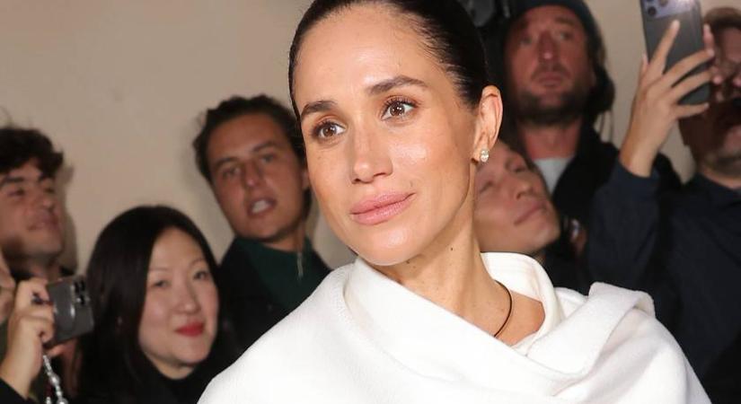 Meghan hercegné két ruhát is viselt a párizsi divathéten: szétszedték az egyik szettje miatt a kommentelők