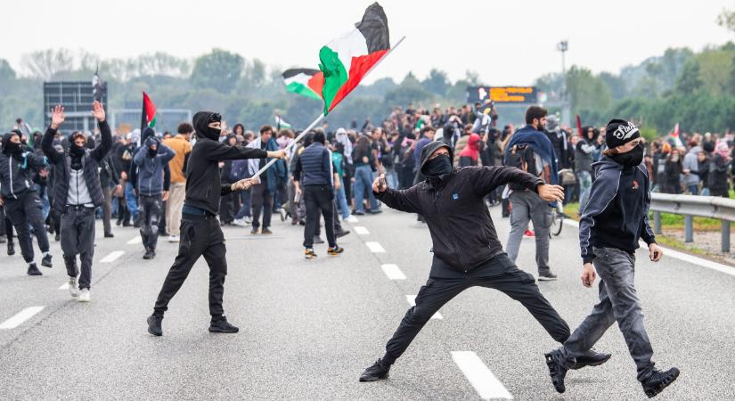 Pánik Rómában, meggyalázták II. János Pál pápa szobrát is