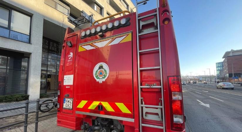 Sietnie kellett a tűzoltóknak egy debreceni bevásárlóközpontba! Mutatjuk, mi történt!