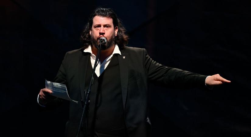 Csupa üldözött, meggyötört ember, aki nem találja a számítását Magyarországon... Ti nem unjátok már ezt a színházat?
