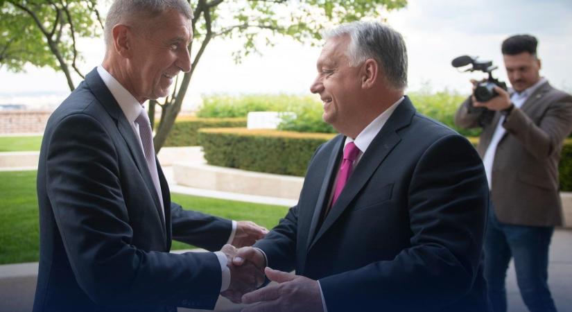 Orbán Viktor ujjong, hogy Csehország is a populizmus útjára lépett