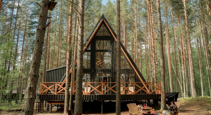 Mennyiért pihenhetünk ma egy luxus faházban az erdő közepén?