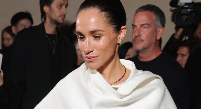 Meghan Markle ellopta a show-t a párizsi divathéten – királynőként jelent meg hófehér ruhájában