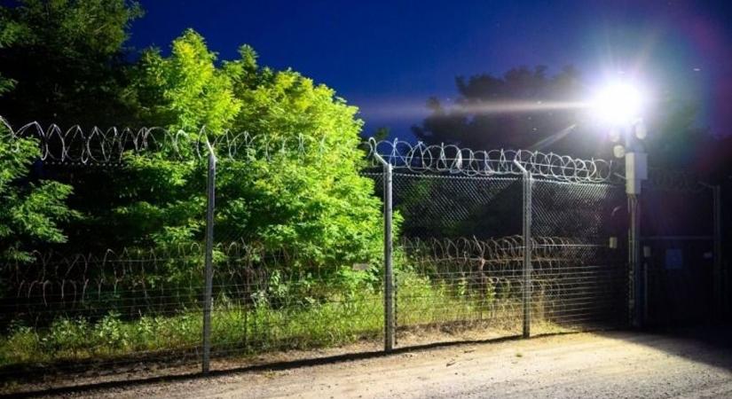 Bebukta a fuvart: négy migránst csempészett, a rendőrök kiszúrták