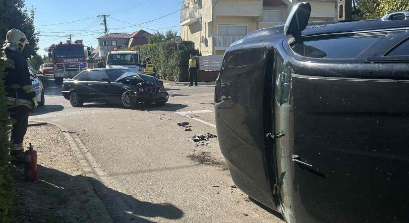 Egy autó felborult az ütközéstől, három sérültet vittek kórházba a mentők (helyszíni fotók)