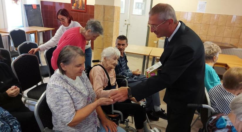Nekik nemcsak az év egy napján fontosak az idősek