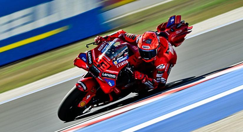Dráma a MotoGP-n: a világbajnok hatalmasat bukott, mindenki sokkot kapott a látványtól