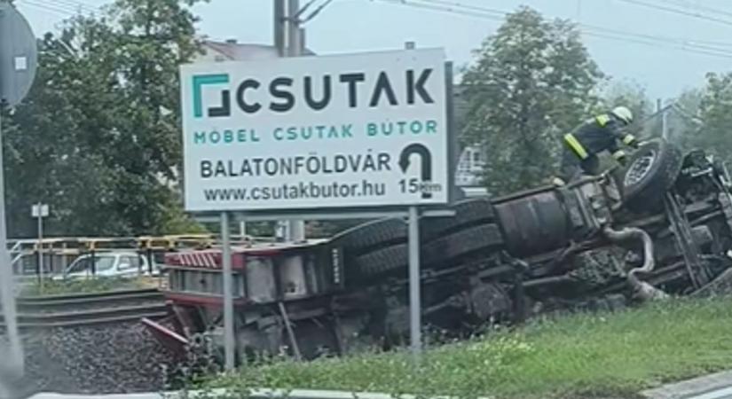 Tűzoltóautó borult fel a siófoki Lidlnél: segíteni igyekezett, de bajba került