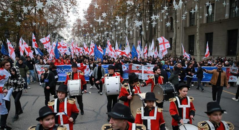 Megrohamozták az elnöki palotát Georgia fővárosában