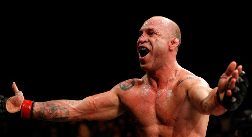 TOP 5: VIDEÓ – Megfejelte ellenfelét, eszméletlenre ütötték a UFC-legendát