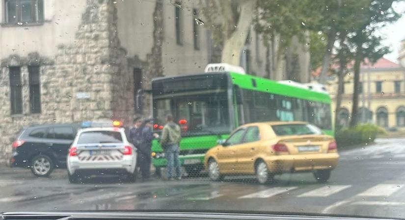 Megjött az eső, s vele a káosz: két autó és egy busz ütközött Pécsen