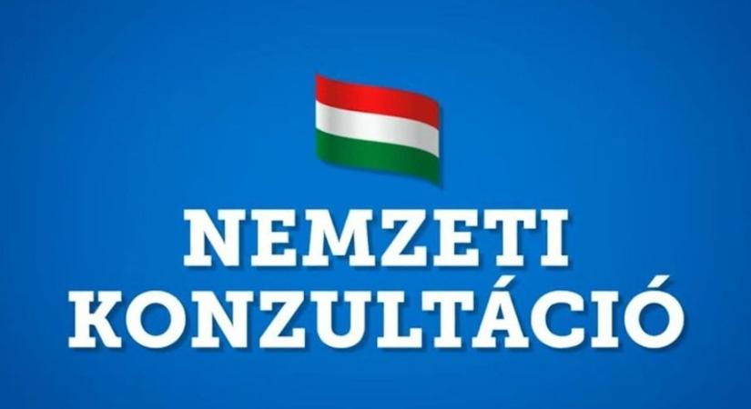 Dübörög a Nemzeti Konzultáció – már óriásplakátok is megjelentek