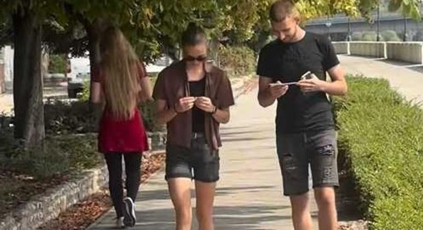 Különleges cédulákat osztogatnak Szolnokon: megnéztük, mi áll rajtuk – videóval