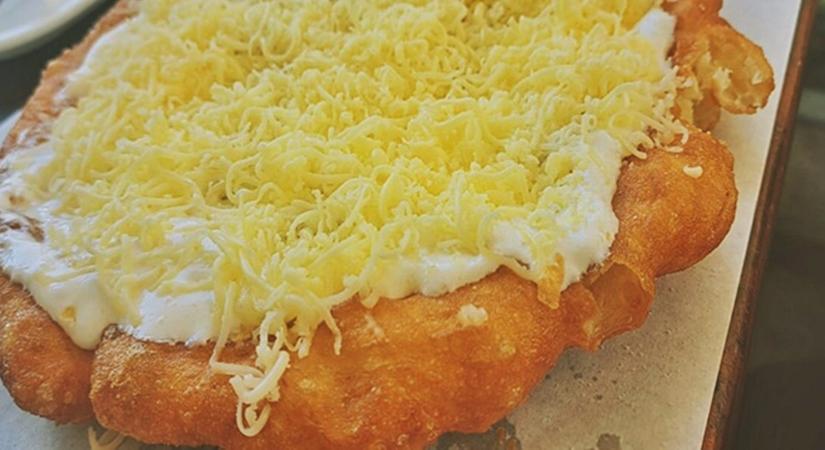 Ez a tökéletes, piacos stílusú, ropogós, mégis puha házi lángos recept