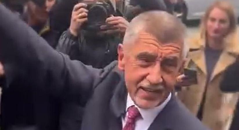 Ezt nem láttuk jönni: Andrej Babis táncra penderült az utcán, miután kiderült, hogy megnyerte a választást (VIDEÓ)