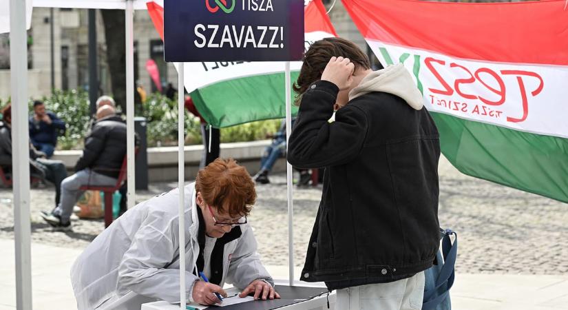 Jöhet app, online kampány vagy bármi, az utcai pultozás halhatatlan – riport a Tisza Párt szavazási akciójáról