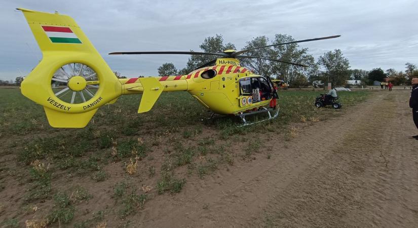 Árokba sodródott egy autó, a helyszínre mentőhelikopter is érkezett – fotók
