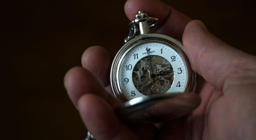 Elege lett belőle, hogy folyton késik a barátja, tervet eszelt ki a lány