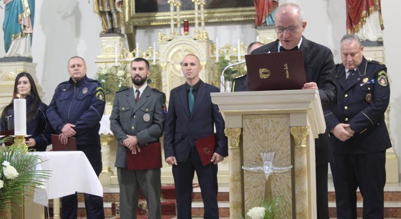 Életmentő rendőrök a vágsellyei templomban