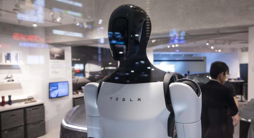 Harcolni tanítják Elon Musk humanoid robotját