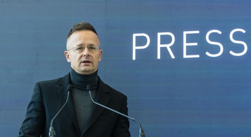 Szijjártó Péter: a magyar emberek pénzét nem küldhetik Ukrajnába