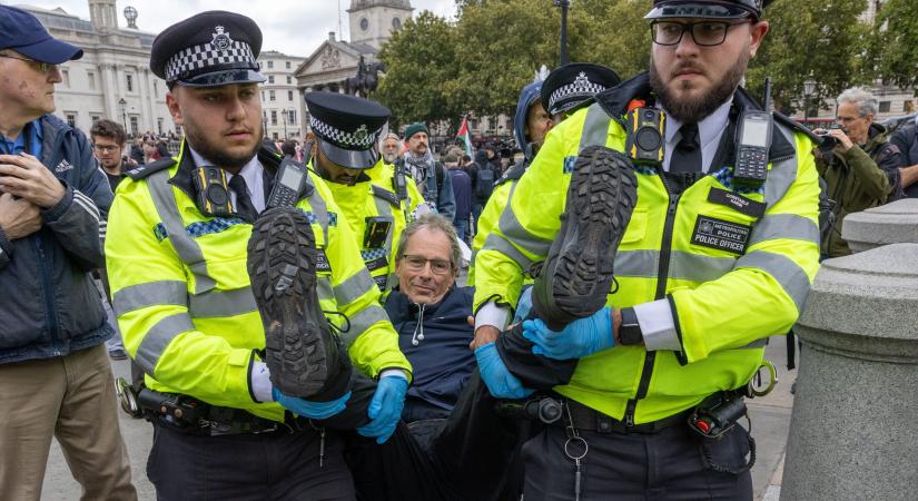 Így fékezné meg a tömegtüntetéseket a brit belügyminiszter