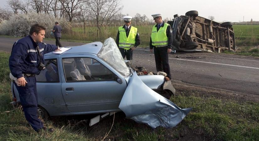 Két autó karambolozott a 61-es főúton