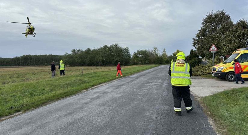 Mezőgazdasági gép okozott súlyos sérülést Cirákon, mentőhelikoptert is hívtak a helyszínre - fotók