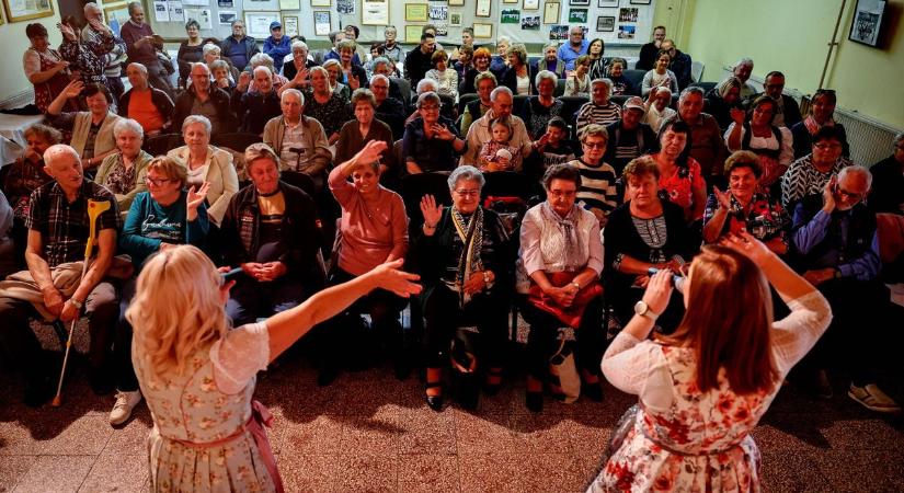 Sör, malacsült és zene – így ünnepelt Váralja az Oktoberfesten (galéria)