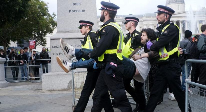 Rendőri módszerekkel korlátoznák a tüntetéseket Nagy-Britanniában