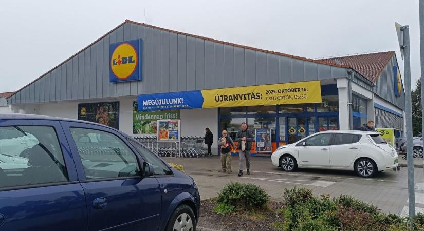 Ezt a népszerű élelmiszer-áruházat vasárnap délben bezárták Zalaegerszegen, parkolni sem lehet előtte