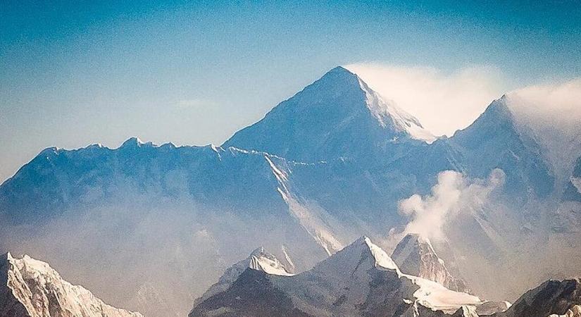 Több százan csapdában a Mount Everesten