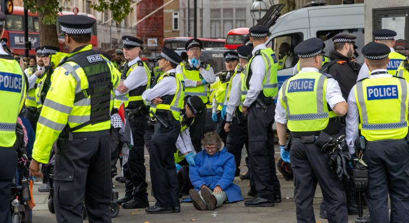 Szabadságjog kontra félelem: szigorítana a belügyminiszter a tömegtüntetések miatt Nagy-Britanniában