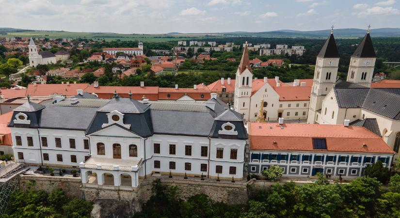 Újraszentelik a veszprémi székesegyházat – Orbán Viktor beszéde – élőben a HírTV műsorán  videó