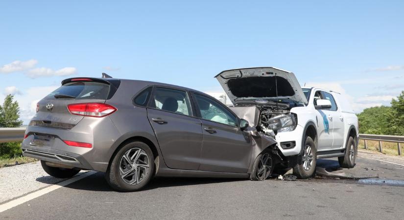 A zord hidegben csapódott össze két autó megint a 61-es úton