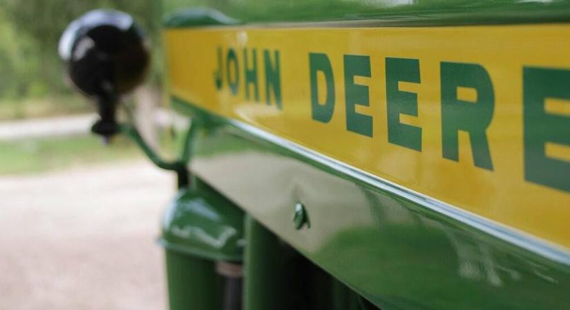 Piros színű John Deere traktor került piacra, az ok rendkívüli