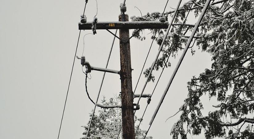Ebben a községben csütörtök óta nincs áram, nem működnek a vezetékes és mobiltelefonok sem
